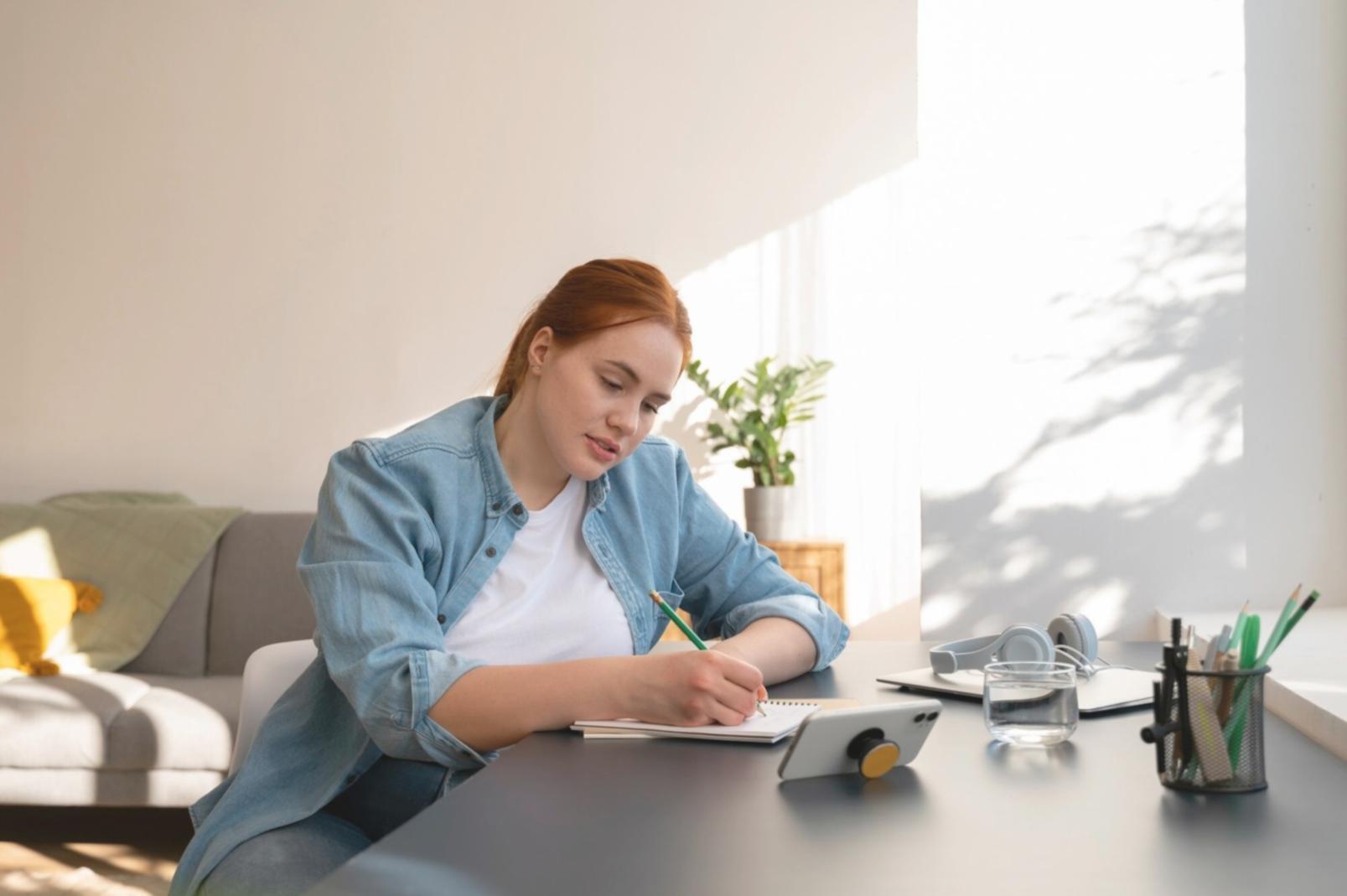 Antreprenori studiind strategii financiare pentru startup-uri